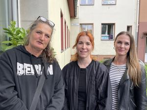 Einrichtungsleiterin des "Übergangswohnheims" Marienfelde Inga Schulz, Sozialarbeiterin Kristina Lebelang und Anne-Marie Braun, Vorsitzende von "Schöneberg hilft" (von rechts nach links). 