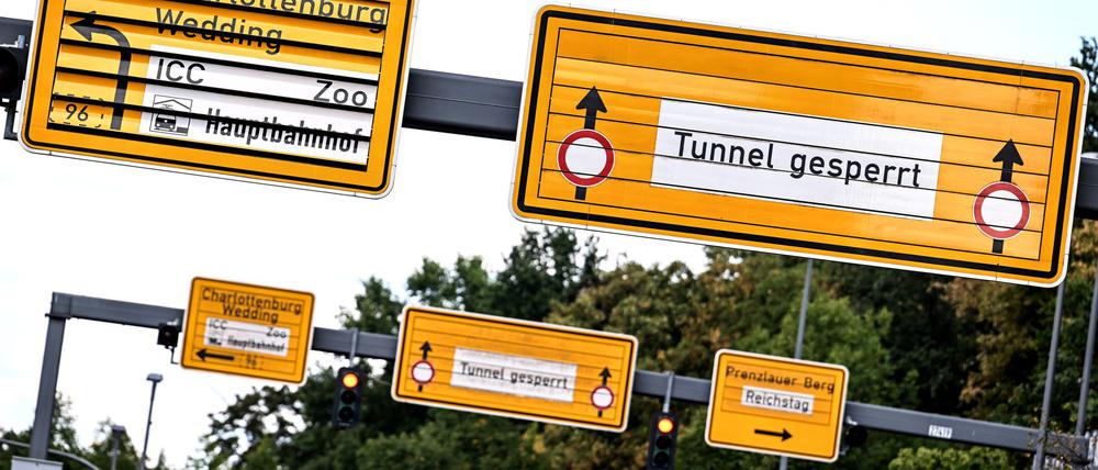 Ein Schild weist auf die Absperrung am Tiergartentunnel hin.