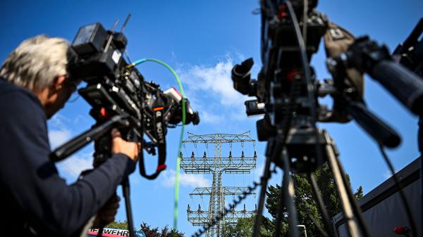 Grund für den stundenlangen Stromausfall ist ein Brandanschlag auf Strommasten und Kabel.