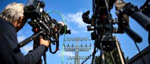 Grund für den stundenlangen Stromausfall ist ein Brandanschlag auf Strommasten und Kabel.