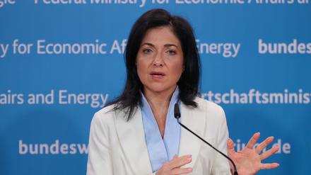 Katherina Reiche (CDU), Bundesministerin für Wirtschaft und Energie, spricht während einer Pressekonferenz.
