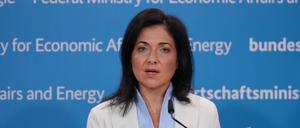 Katherina Reiche (CDU), Bundesministerin für Wirtschaft und Energie, spricht während einer Pressekonferenz.