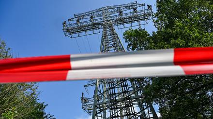 Der teilweise beschädigte Strommast im Königsheideweg ist abgesperrt. Nach stundenlangem Stromausfall in Berlin sind die ersten Haushalte wieder versorgt. Wie lange es für die übrigen Tausenden Betroffenen noch dauert, ist offen.