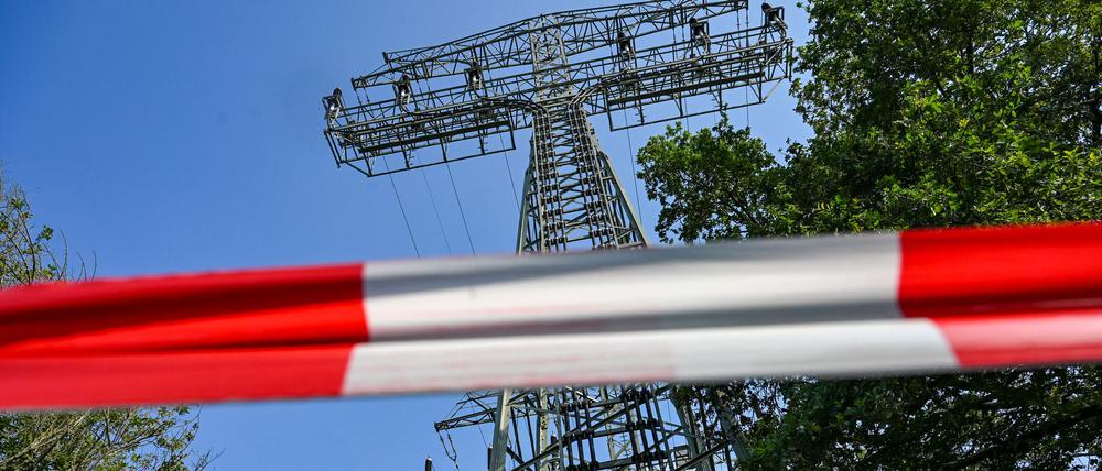 Der teilweise beschädigte Strommast im Königsheideweg ist abgesperrt. Nach stundenlangem Stromausfall in Berlin sind die ersten Haushalte wieder versorgt. Wie lange es für die übrigen Tausenden Betroffenen noch dauert, ist offen.