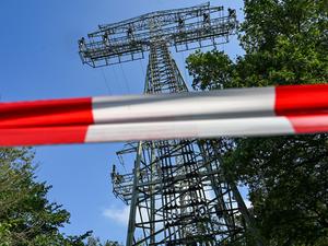 Der teilweise beschädigte Strommast im Königsheideweg ist abgesperrt. Nach stundenlangem Stromausfall in Berlin sind die ersten Haushalte wieder versorgt. Wie lange es für die übrigen Tausenden Betroffenen noch dauert, ist offen. 