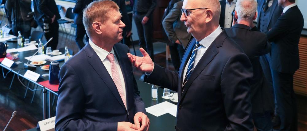 Brandenburgs Ministerpräsident Dietmar Woidke (rechts, SPD) und die Vertreter der Kommunalverbände stellen die Einigung zum milliardenschweren Infrastrukturpaket des Bundes vor. (Archivbild)