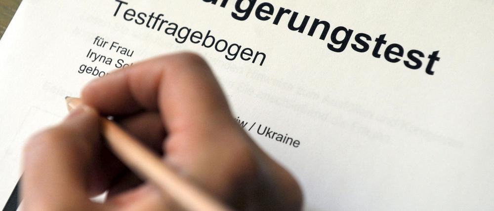Erfolgreich absolvierte Sprachtests werden nicht nur für die Einbürgerung verlangt, sondern in vielen Fällen auch für den Familiennachzug. (Symbolbild)