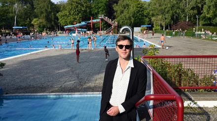 Der Musiker und Autor Thorsten Nagelschmidt, aufgenommen am 27. August 2025 im Sommerbad Humboldthain in Berlin.