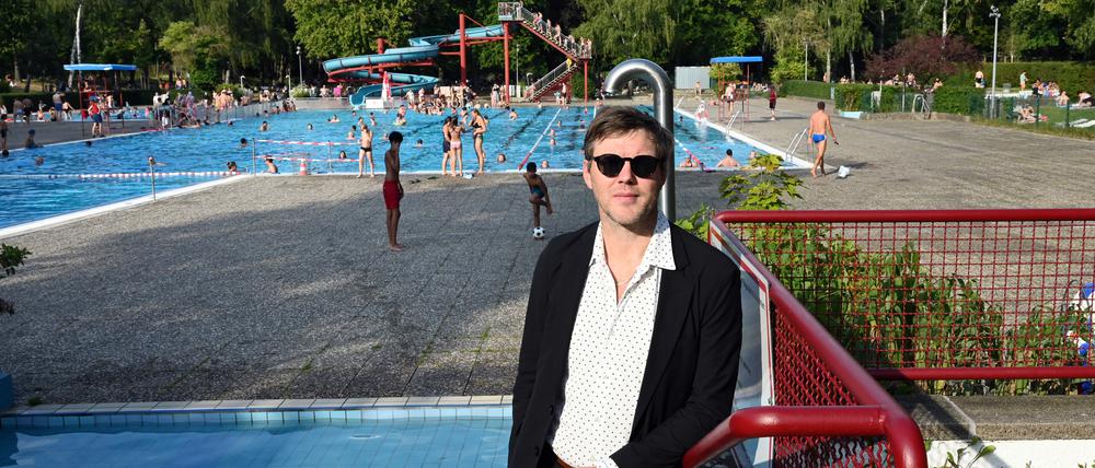 Der Musiker und Autor Thorsten Nagelschmidt, aufgenommen am 27. August 2025 im Sommerbad Humboldthain in Berlin.