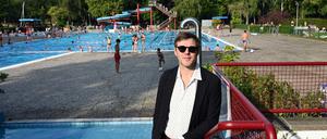 Der Musiker und Autor Thorsten Nagelschmidt, aufgenommen am 27. August 2025 im Sommerbad Humboldthain in Berlin