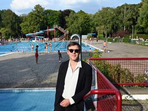 Der Musiker und Autor Thorsten Nagelschmidt, aufgenommen am 27. August 2025 im Sommerbad Humboldthain in Berlin.