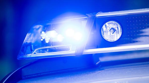 Ein Blaulicht leuchtet an einer Polizeistreife. (Symbolbild)