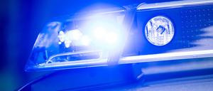 Ein Blaulicht leuchtet an einer Polizeistreife. (Symbolbild)
