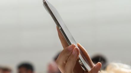 Eine Teilnehmerin der Vorstellung neuer iPhone-Modelle von Apple probiert das neue dünnere iPhone Air aus.