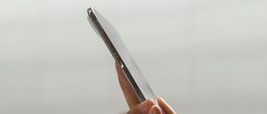 Eine Teilnehmerin der Vorstellung neuer iPhone-Modelle von Apple probiert das neue dünnere iPhone Air aus.