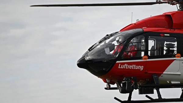 Die schwer verletzte Person aus dem Kleintransporter wurde per Hubschrauber in eine Klinik gebracht. (Symbolbild)