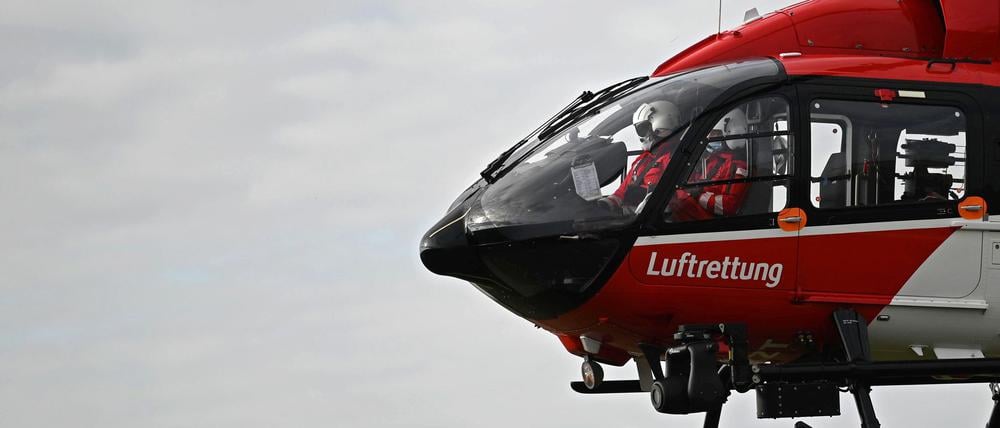 Die schwer verletzte Person aus dem Kleintransporter wurde per Hubschrauber in eine Klinik gebracht. (Symbolbild)