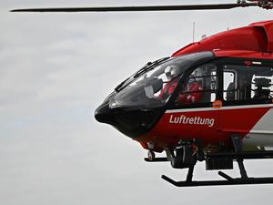 Die schwer verletzte Person aus dem Kleintransporter wurde per Hubschrauber in eine Klinik gebracht. (Symbolbild)