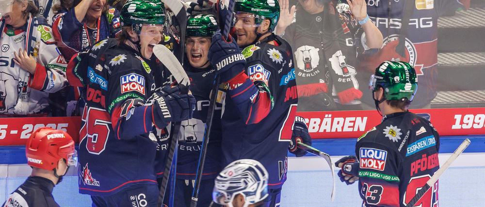Ty Ronning (2.v.l.) bejubelt mit seinen Kollegen von den Eisbären Berlin den ersten Treffer der neuen DEL-Saison.