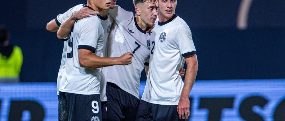 Hattrick-Torschütze Nicolo Tresoldi jubelt mit den Teamkollegen über seinen Treffer zum 2:0.