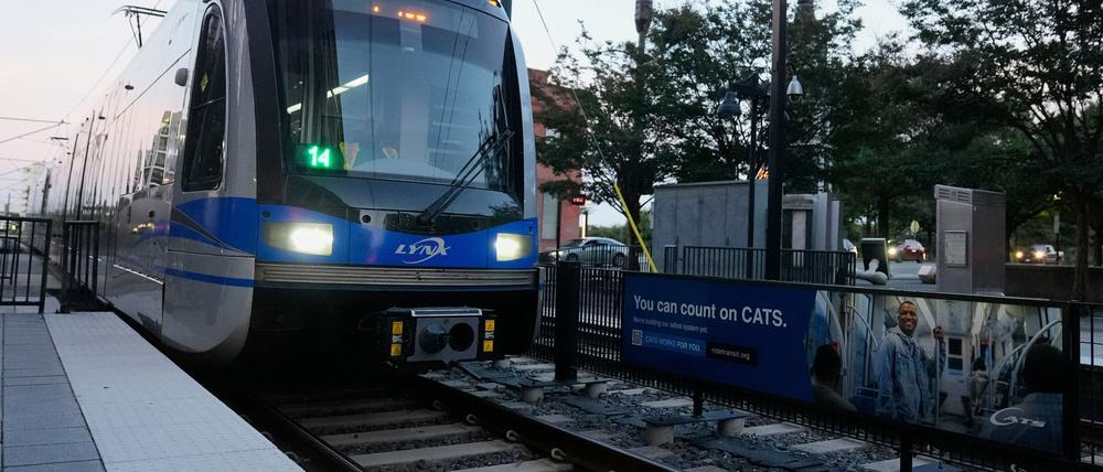 In einer Stadtbahn in den USA kam es zu einem tödlichen Angriff auf eine junge Frau.