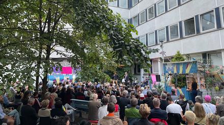 Der Innenhof des Rechenzentrums war am Dienstagabend voller Besucher, die den OB-Talk verfolgten.