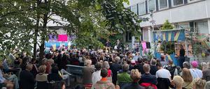 Der Innenhof des Rechenzentrums war am Dienstagabend voller Besucher, die den OB-Talk verfolgten.