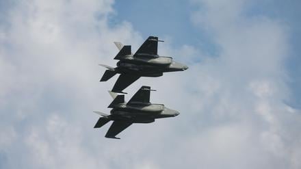 F-35-Jets der polnischen Luftwaffe nehmen an der Militärparade anlässlich des Tages der polnischen Streitkräfte teil.