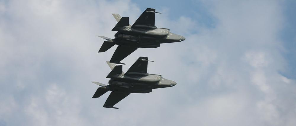 F-35-Jets der polnischen Luftwaffe nehmen an der Militärparade anlässlich des Tages der polnischen Streitkräfte teil.