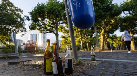Leere Bier- und Limonadenflaschen gehören in Deutschland zunehmend zum Stadtbild. (Archivbild) 