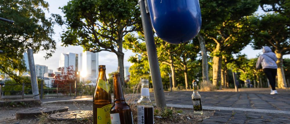 Leere Bier- und Limonadenflaschen gehören in Deutschland zunehmend zum Stadtbild. (Archivbild) 