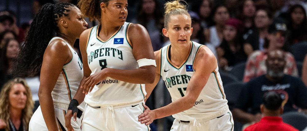 Nyara Sabally (Mitte) ist zurück auf dem Platz und kann wieder gemeinsam mit Leonie Fiebich (rechts) spielen. (Archiv-Foto)