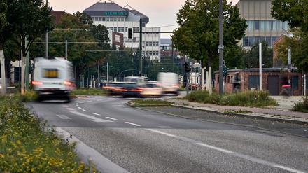 Nach einem mutmaßlichen Brandanschlag auf zwei Strommasten in Johannisthal sind weite Teile im Südosten der Hauptstadt noch ohne Elektrizität.