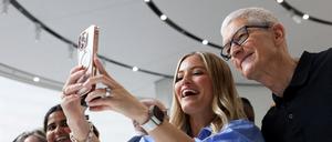 Apple CEO Tim Cook posiert für Selfies im Headquarter in Cupertino.