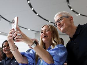Apple CEO Tim Cook posiert für Selfies im Headquarter in Cupertino.