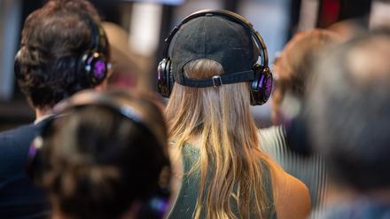 Besucher mit kabellosen Bluetooth Kopfhörern verfolgen während der Digital-Konferenz «Republica» einen Vortrag. Das Festival für die digitale Gesellschaft dauert vom 05. Juni bis 07. Juni 2023. +++ dpa-Bildfunk +++