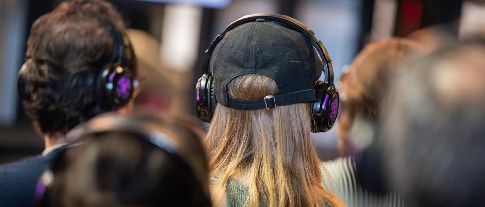 Besucher mit kabellosen Bluetooth Kopfhörern verfolgen während der Digital-Konferenz «Republica» einen Vortrag. Das Festival für die digitale Gesellschaft dauert vom 05. Juni bis 07. Juni 2023. +++ dpa-Bildfunk +++