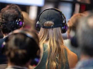 Besucher mit kabellosen Bluetooth Kopfhörern verfolgen während der Digital-Konferenz «Republica» einen Vortrag. Das Festival für die digitale Gesellschaft dauert vom 05. Juni bis 07. Juni 2023. +++ dpa-Bildfunk +++
