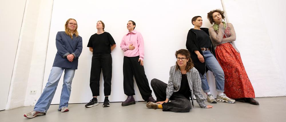 Ausstellung „Enkel:innen“ im KunstHaus Potsdam. Leiterin Sophia Pietryga sowie die beteiligten Künstlerinnen Finja Sander, Elisabeth Fraenkel, Jenny Alten, Eva Neidlinger und Lana Svirezheva. Nicht auf dem Bild ist Erika Stürmer-Alex.