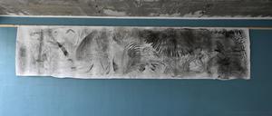 „Kratzer“ ist ein Loop aus akustischer Raumvermessung und Zeichnung. 