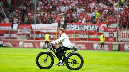Radler auf Rasen: Ralf Rangnick.