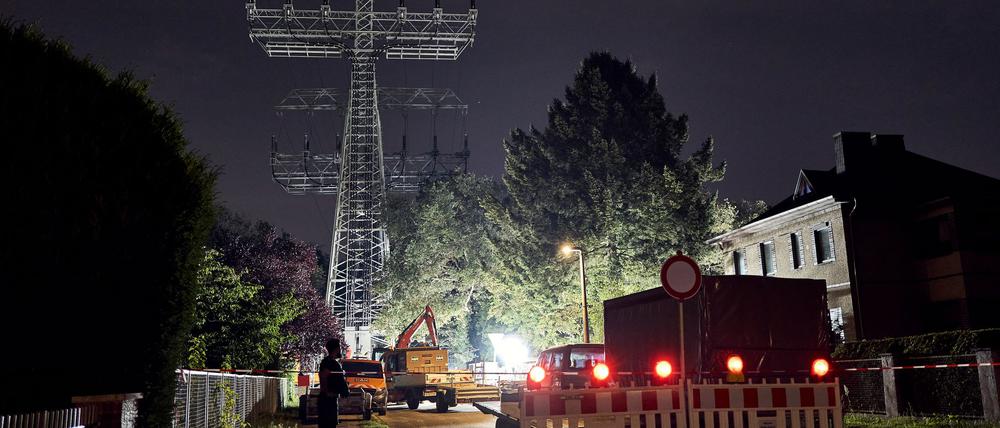 Nach einem Brandanschlag und Stromausfall blieb die Nacht weitgehend ruhig.