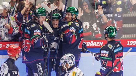 Meister Eisbären Berlin mit Ty Ronning (2.v.l) unterstrich seine Ausnahmestellung zum DEL-Auftakt gegen Dresden.