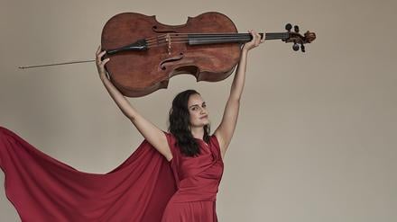 Die Cellistin Raphaela Gromes spielte mitten im Krieg auch in Kiew. 