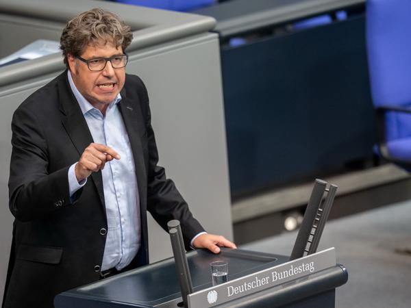 ARCHIV - 08.07.2025, Berlin: Michael Kellner (Bündnis90/Die Grünen), spricht im Bundestag bei den Haushaltsberatungen zur Einbringung des Entwurfs für den Bundeshaushalt 2025. (zu dpa: «Grünen-Politiker fordert E-Auto-Förderung nur auf dem Land») Foto: Michael Kappeler/dpa +++ dpa-Bildfunk +++