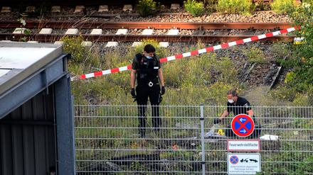 Polizeibeamte sichern auf einem Bahngelände unweit des Ringcenters Spuren. Nach einem Kabelbrand bei der S-Bahn am Bahnhof Frankfurter Allee in Friedrichshain kam es zu erheblichen Problemen bei der S-Bahn. 