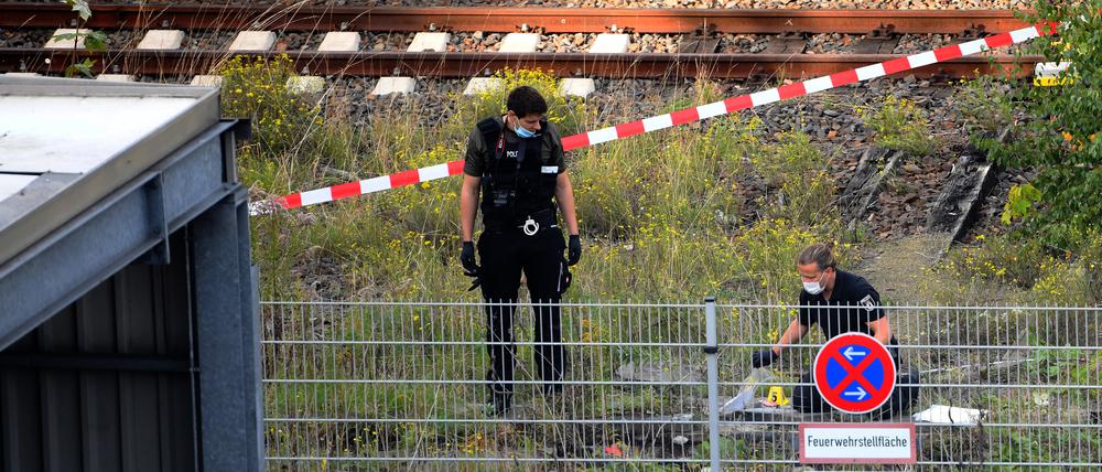 Polizeibeamte sichern auf einem Bahngelände unweit des Ringcenters Spuren. Nach einem Kabelbrand bei der S-Bahn am Bahnhof Frankfurter Allee in Friedrichshain kam es zu erheblichen Problemen bei der S-Bahn.