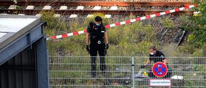 Polizeibeamte sichern auf einem Bahngelände unweit des Ringcenters Spuren. Nach einem Kabelbrand bei der S-Bahn am Bahnhof Frankfurter Allee in Friedrichshain kam es zu erheblichen Problemen bei der S-Bahn. 