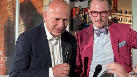 Vertieft ins Verkaufsgespräch. Kai Wegner und Jan-Henrik Scheper-Stuke im Gespräch mit dem Klon im Computer.