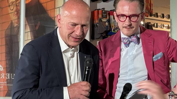 Vertieft ins Verkaufsgespräch. Kai Wegner und Jan-Henrik Scheper-Stuke im Gespräch mit dem Klon im Computer.